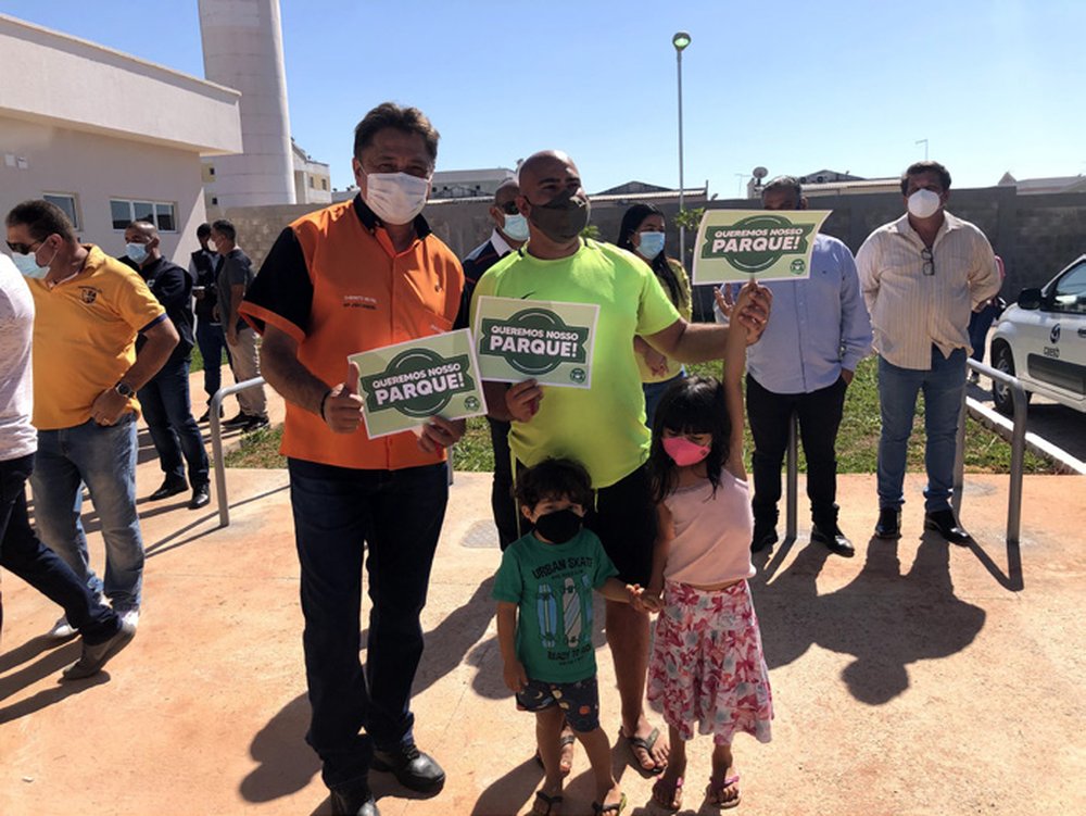 Mobilização da comunidade do Mangueiral com cartazes 'Queremos nosso parque', ao lado de João Cardoso